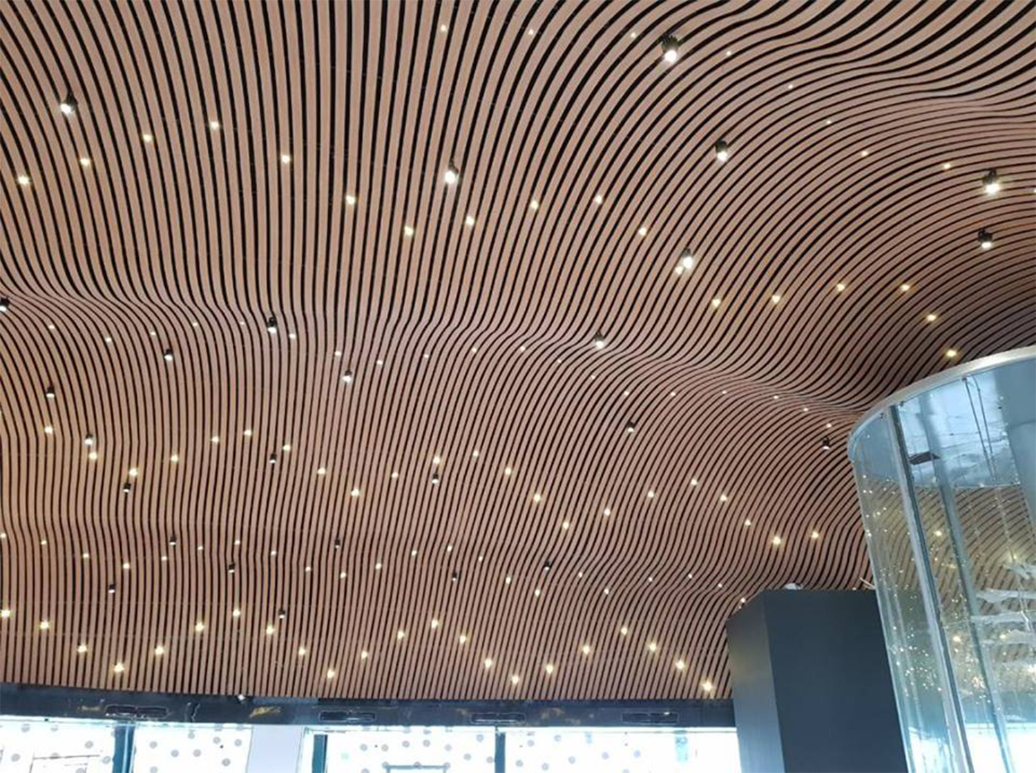 Metal Decoration Materials Artistic Wave Linear Aluminum Baffle Ceiling