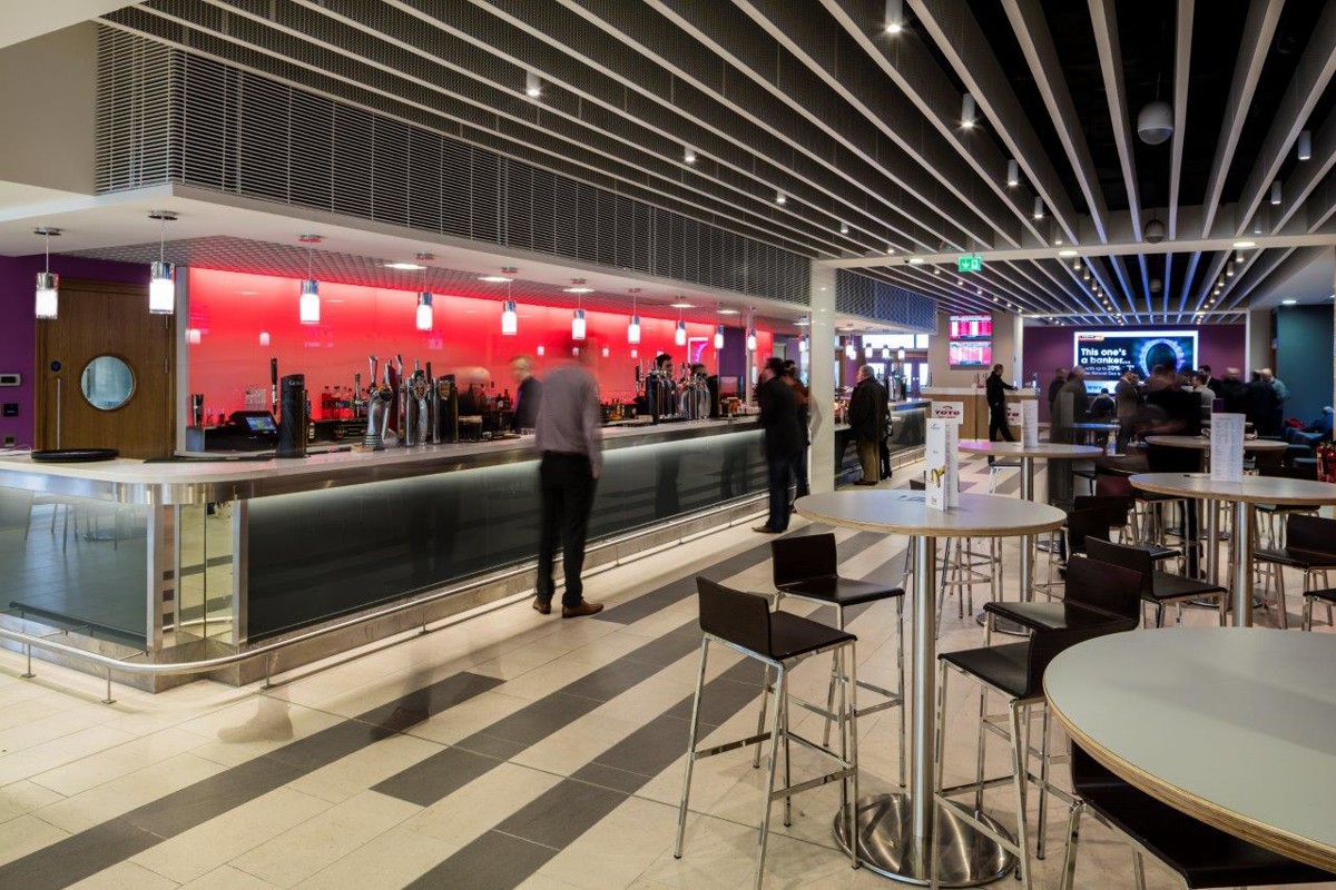 The Aesthetic and Functional Advantages of Aluminum Strip Ceilings in Restaurants